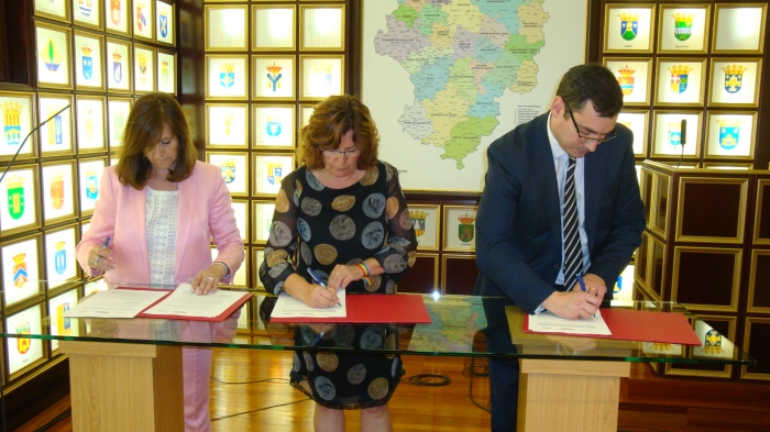 La presidenta de la FAMCP, Carmen Sánchez, la consejera de Ciudadanía y Derechos Sociales, María Victoria Broto, y el director general de Multienergía Verde, Francisco Cruz, firmando el convenio.