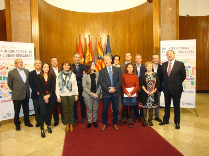 El alcalde de Zaragoza y la presidenta de la FAMCP, en el centro de la imagen, con los miembros de la Comisión de Municipios de más de 8.000 habitantes